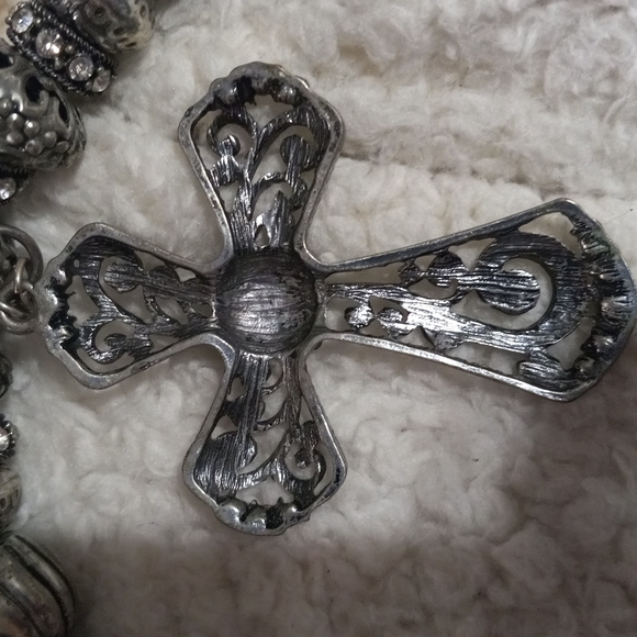 Cross necklace 16 or 17inches with a 3 inch adjustment chain - Picture 6 of 7